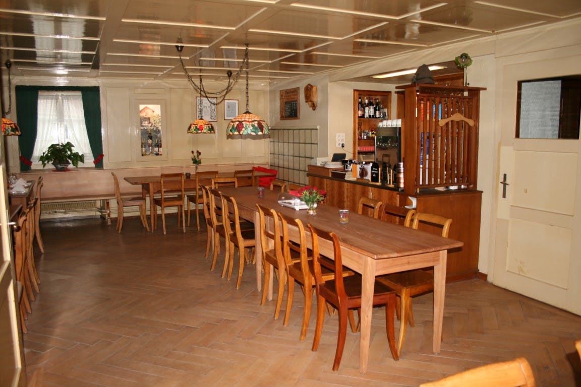 Foto 2 von 8 Restauration Esstische & Böden Restaurant Post